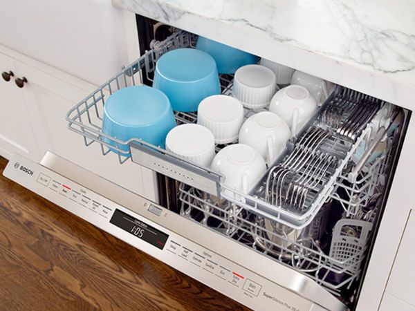 Sắp xếp bát đĩa đúng cách sẽ giúp cho máy rửa bát tiết kiệm được điện năng tiêu thụ