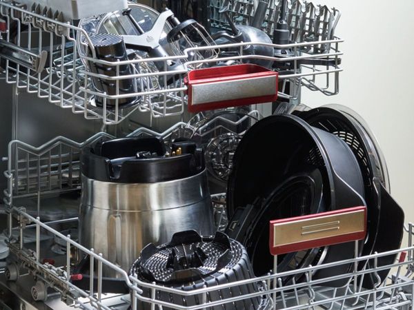 Máy rửa bát có 2 kệ có chức năng chứa các vật dụng khác nhau