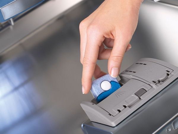 Bạn nên sử dụng các chất tẩy rửa có thương hiệu rõ ràng
