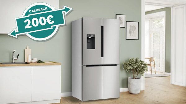 Un frigorifero moderno in acciaio inox in una cucina elegante, con un'offerta di cashback di 200&euro;. Spazio luminoso e accogliente con piante. 