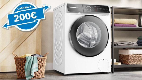 Una moderna lavatrice bianca accanto a uno scaffale di asciugamani, con un cartello promozionale "200&euro; Cashback".