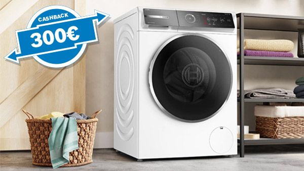 Una moderna lavatrice bianca accanto a uno scaffale di asciugamani, con un cartello promozionale "300&euro; Cashback".