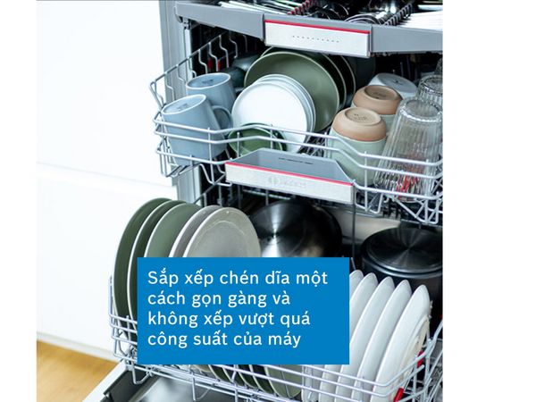 Sắp xếp bát dĩa đúng cách sẽ giúp máy rửa bát đỡ tốn nước và tốn điện