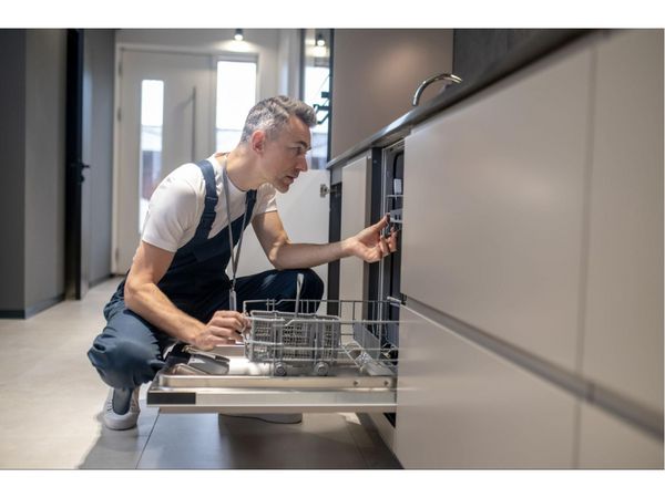 Nên kiểm tra và bảo dưỡng máy rửa bát định kỳ ít nhất 2 lần trong 1 năm