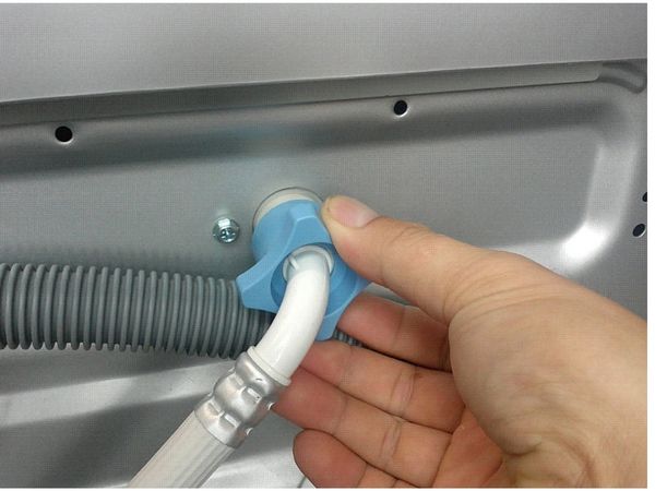 Van cấp nước bị hỏng hoặc bị lỏng sẽ tiêu tốn nước