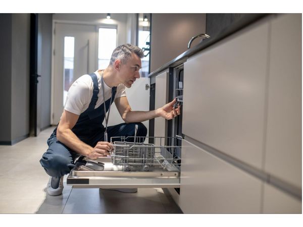 Nên kiểm tra và bảo dưỡng máy rửa bát định kỳ ít nhất 2 lần trong 1 năm