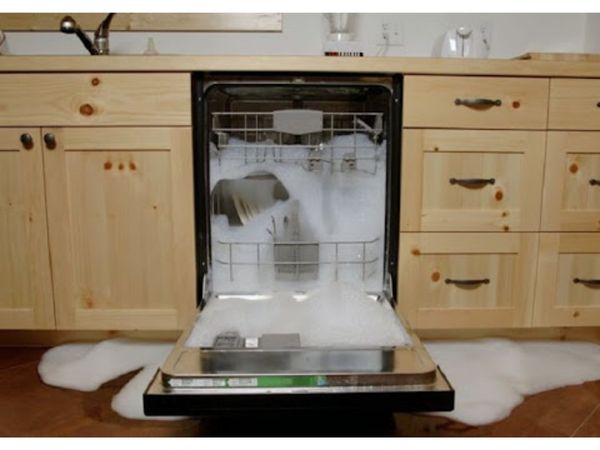 Để quá nhiều chất tẩy rửa có thể khiến cho máy rửa bát bị quá tải