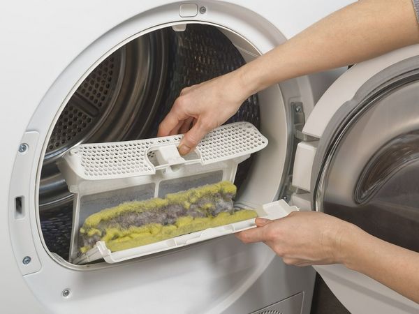 Không sấy quần áo dính dầu mỡ hoặc hóa chất dễ cháy