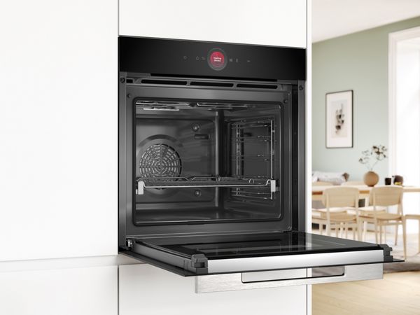 Open oven met interieur zichtbaar, keuken interieur op achtergrond.