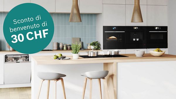 Cucina moderna con piano di lavoro in legno, elettrodomestici e un cartello che offre uno sconto di benvenuto di 30 CHF.