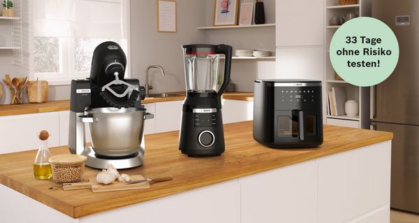 Eine moderne Küchenarbeitsplatte mit Bosch Geräten: Küchenmaschine, Mixer und Heißluftfritteuse – 33 Tage risikofrei testen!
