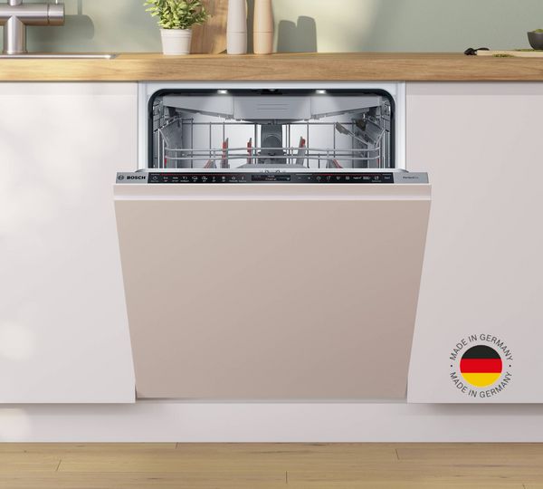 Una lavastoviglie Bosch vista dall’alto con lo sportello aperto da cui si intravedono le stoviglie e logo Made in Germany