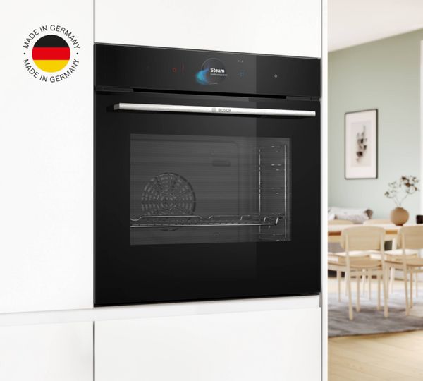 Un forno Bosch Serie 8 installato un mobile da cucina bianco e logo Made in Germany