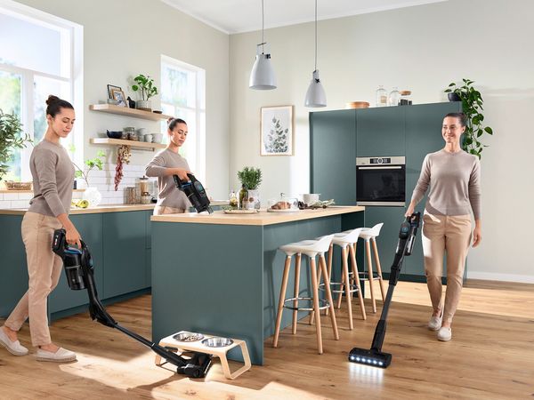 Schwarzes Bosch Spotless-Modell sitzt in seiner schwarzen Trocken-Nass-Service-Station.