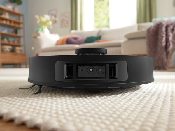 Imagen que muestra la cámara Spotless Max negra en la sala de estar.