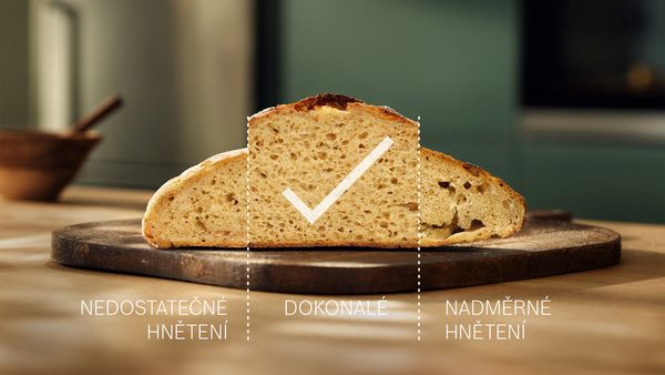 Bochník chleba se třemi částmi zobrazujícími perfektní a špatné výsledky pečení, oddělené čarami: prostřední část zobrazuje zaškrtnutí a nápis „perfektní“. Levá část nadepsaná „ nedostatečně prohnětená“, pravá část „ prohnětená“.