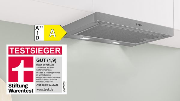 Edelstahl BOSCH Teleskophaube der Serie 4 unter einem Hängeschrank in einer Küche, ausgezeichnet von Stiftung Warentest.