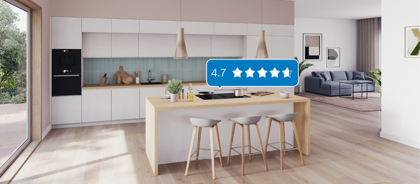 Vue d'ensemble de la cuisine : &icirc;lot de cuisson avec une table de cuisson Bosch &eacute;quip&eacute;e d'un module de ventilation int&eacute;gr&eacute;, une po&ecirc;le et une casserole dessus, et un graphique d'&eacute;valuation affichant 4,7 &eacute;toiles au-dessus de la table de cuisson.