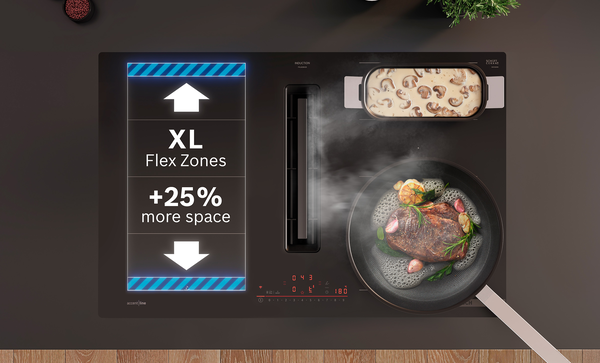 Vue de dessus de la table de cuisson aspirante Bosch Series 6 avec zones XL Flex. Superposition graphique sur la moiti&eacute; gauche, 2 ustensiles de cuisson remplis sur la moiti&eacute; droite.