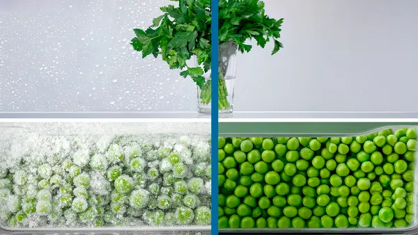 Imagen dividida que muestra perejil fresco sobre un jarrón y una sección contrastada de guisantes congelados sumergidos en agua burbujeante.