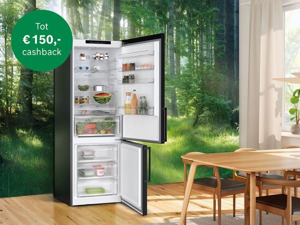 Een moderne koelkast staat open in een lichte keuken, met vers voedsel, met een cashbackaanbieding tot €150 