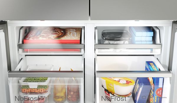 Int&eacute;rieur d'un r&eacute;frig&eacute;rateur-cong&eacute;lateur moderne montrant divers aliments.