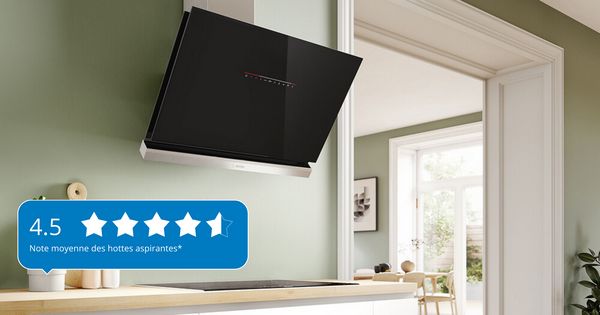 Une hotte de cuisine noire et élégante est fixée sur un mur vert, avec une note de 4,5 étoiles affichée dans une bulle bleue.