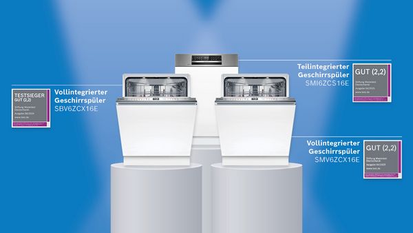 Drei Geschirrspüler auf Sockeln mit Etiketten und Bewertungsnoten vor blauem Hintergrund.