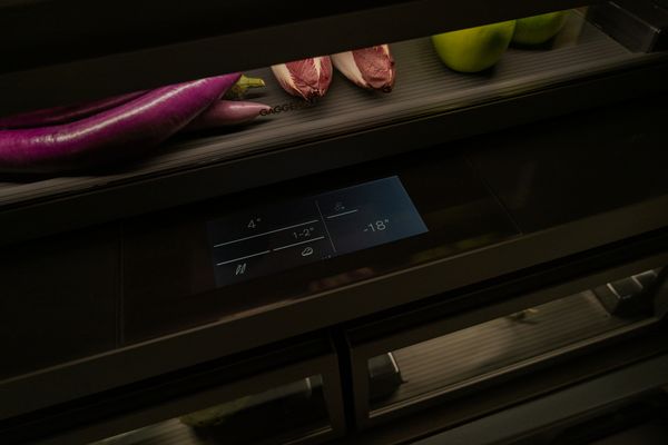 Close-up of the Vario cooling Expressive series appliances touch screen 