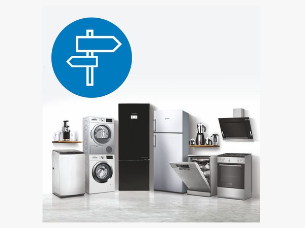 Een rij moderne keuken- en wasapparatuur met daarboven een richtingbordje dat keuzes voorstelt  