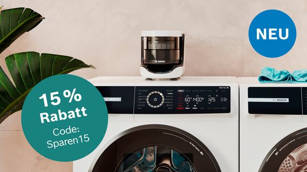 Bosch Waschmaschine mit externen Bosch Mikroplastikfilter und Hinweis, dass es beim Kauf des Filters im Bosch Online Shop Rabatt gibt