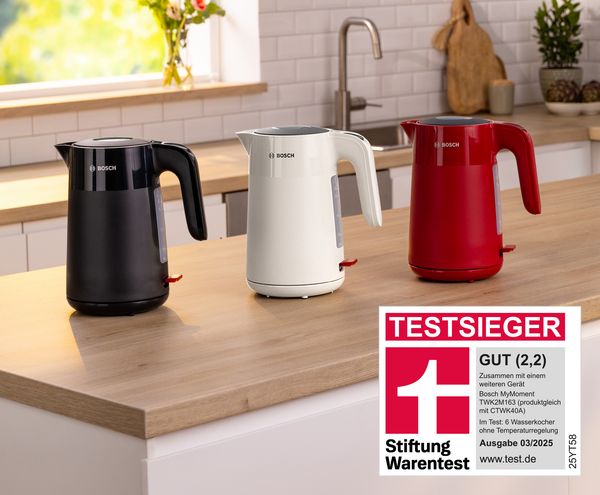 Bosch MyMoment Wasserkocher in Schwarz, Rot, Weiß und Creme auf einer Küchenarbeitsplatte.