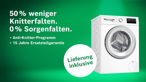 Waschmaschine vor grünem Hintergrund mit Hinweis auf 50% weniger Knitterfalten und Lieferung inklusive.