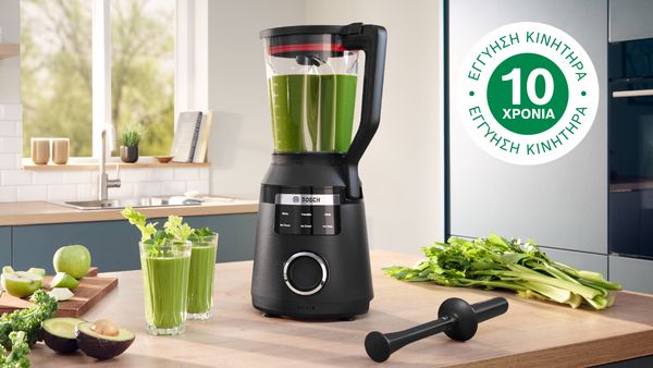 Μπλέντερ VitaPower Series 6 σε χρώμα Stainless Steel και εξάρτημα ώθησης δίπλα σε smoothie και λογότυπο 10ετούς εγγύησης.