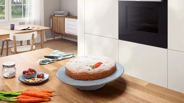 Trouba Bosch s pečícím se dortem uvnitř.