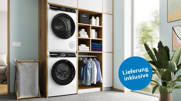 Wasch-Trocken-Säule in einem Wandschrank eingebaut und einem Störer mit Hinweis auf Lieferung inklusive