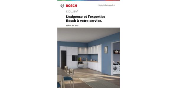Intérieur moderne avec appareils Bosch, armoires blanches et planchers en bois franc.