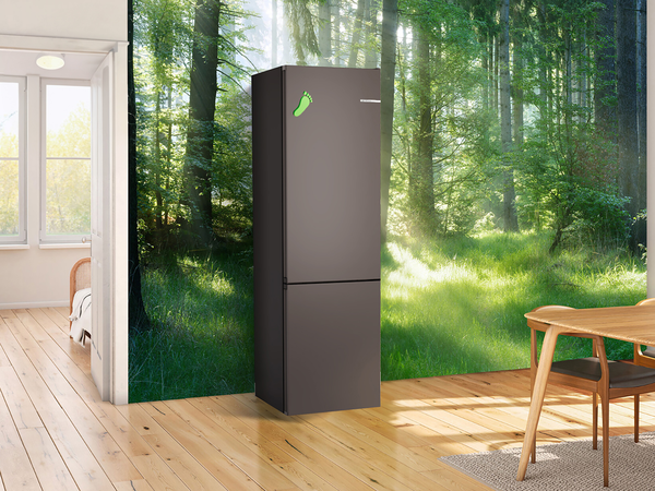 Kühlschrank in Waldkulisse, mit grünem Blattlogo.