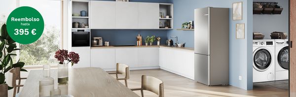 Cocina con muebles blancos y electrodomésticos Bosch en color acero con cuarto de lavado en un lateral y un bolo verde con promoción de reembolso.