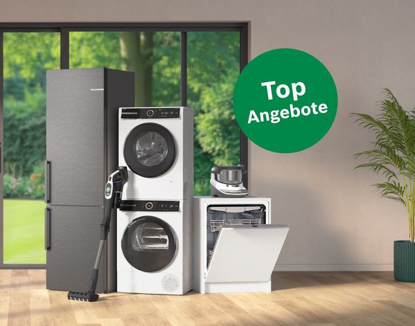 Eine moderne Küche mit großen Fenstern zeigt einen Kühlschrank, eine Waschmaschine und einen Trockner, einen Geschirrspüler und verschiedene Geräte; ein "Top Angebote"-Schild ist sichtbar.