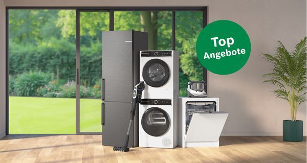Eine moderne Küche mit großen Fenstern zeigt einen Kühlschrank, eine Waschmaschine und einen Trockner, einen Geschirrspüler und verschiedene Geräte; ein "Top Angebote"-Schild ist sichtbar.