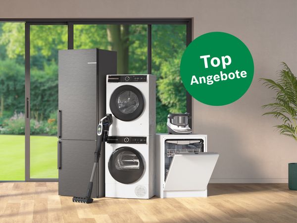 Eine moderne Küche mit großen Fenstern zeigt einen Kühlschrank, eine Waschmaschine und einen Trockner, einen Geschirrspüler und verschiedene Geräte; ein "Top Angebote"-Schild ist sichtbar.