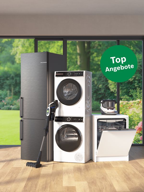 Eine moderne Küche mit großen Fenstern zeigt einen Kühlschrank, eine Waschmaschine und einen Trockner, einen Geschirrspüler und verschiedene Geräte; ein "Top Angebote"-Schild ist sichtbar.