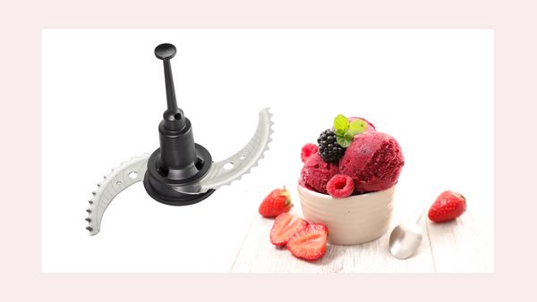 Das Bild zeigt einen Messereinsatz für den Bosch Cookit, ideal für Eiscreme und darüber eine köstliche Eisschale mit Beeren.