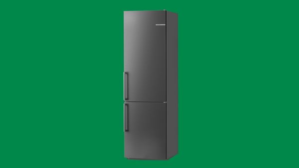 Grauer Kühlschrank auf grünem Hintergrund.