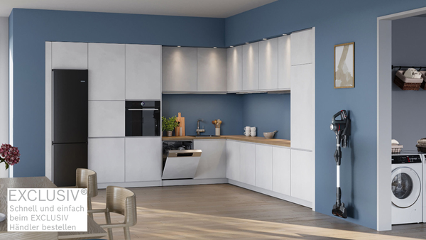 Eine helle Küche vor einer blauen Wand und weißen Fronten ausgestatten mit Geräten der Bosch EXCLUSIV Linie.