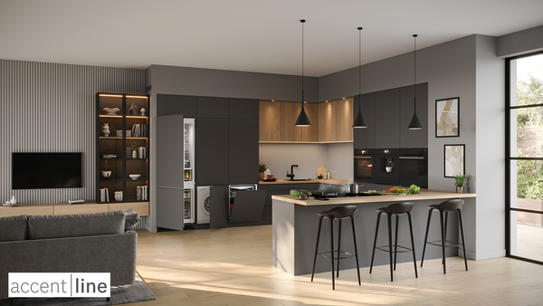 Eine offene und moderne Küche mit Insel und dunklen Fronten ausgestatten mit accent line Geräten von Bosch.
