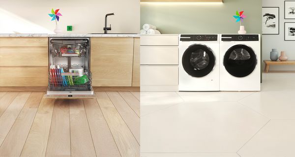 Een ruimte met een wasmachine en droogkast wordt afgebeeld naast een ruimte met een vaatwasser.
