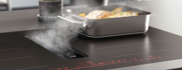 Matzwarte kookplaat met afzuiging de de stoom uit de pan effectief afzuigt