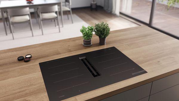 Matzwarte kookplaat in houten werkblad  
